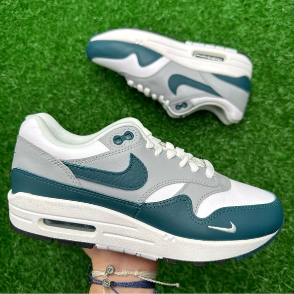 Nike Shoes - Nike Air Max 1